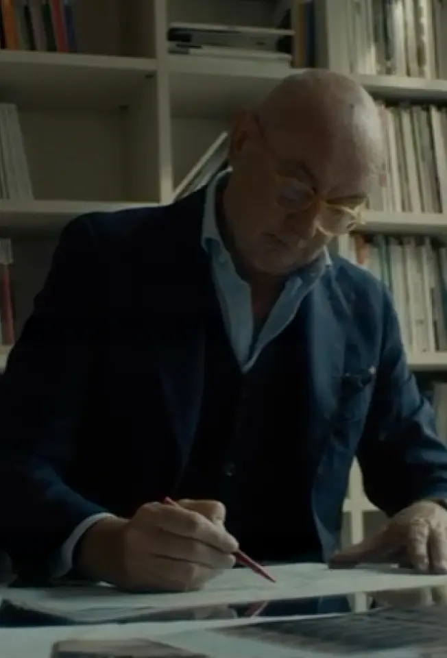 Arquiteto Piero Lissoni sentado escrevendo e realizando novos projetos